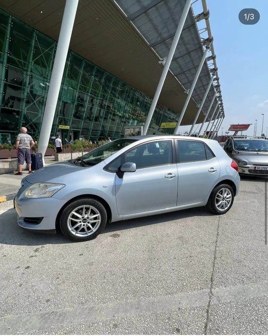 Noleggia una Toyota Auris dell'anno 2010 a Tirana