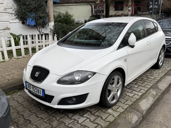Noleggia una Seat Leon dell'anno 2010 a Tirana