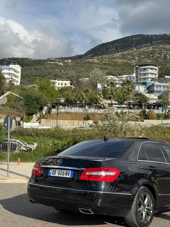 Merrni me qira një Mercedes-Benz 220 të vitit 2012 në Vlorë