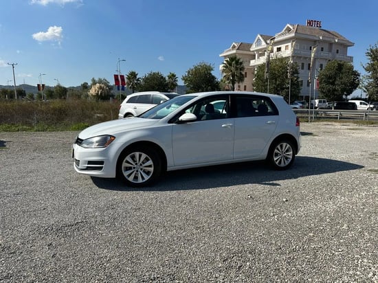 Merrni me qira një Volkswagen Golf 7 të vitit 2015 në Tirana