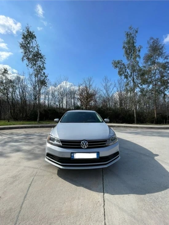 Noleggia una Volkswagen Jetta dell'anno 2017 a Tirana