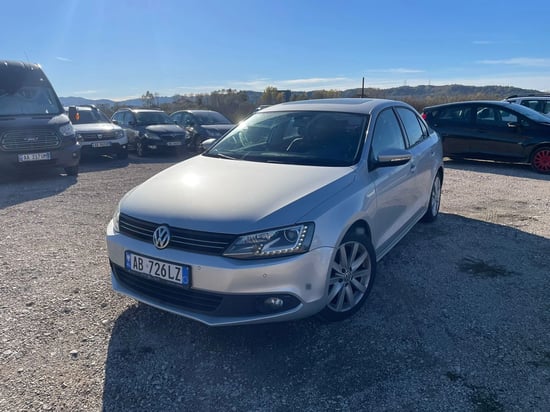 Louer une Volkswagen Jetta de l'année 2015 à Tirana