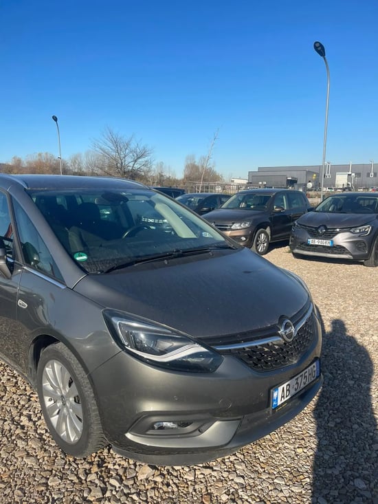 Noleggia una Opel Zafira dell'anno 2021 a Tirana