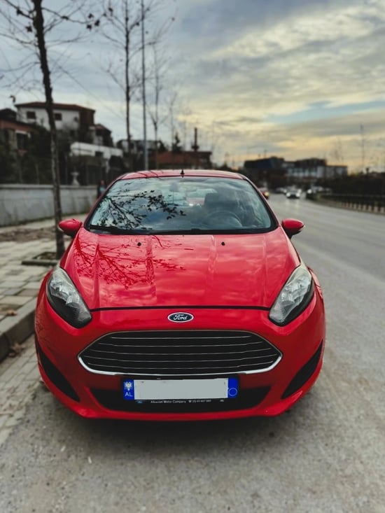 Louer une Ford Fiesta de l'année 2015 à Tirana