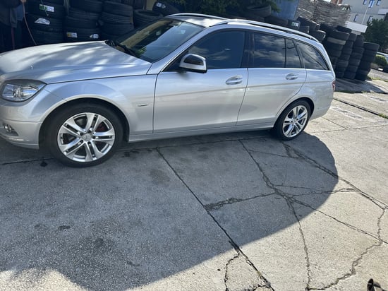 Alquila un 2009 Mercedes-Benz C 220 en Durrës
