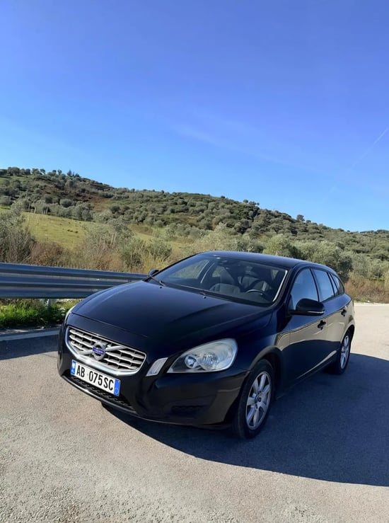 Louer une Volvo V60 de l'année 2013 à Tirana