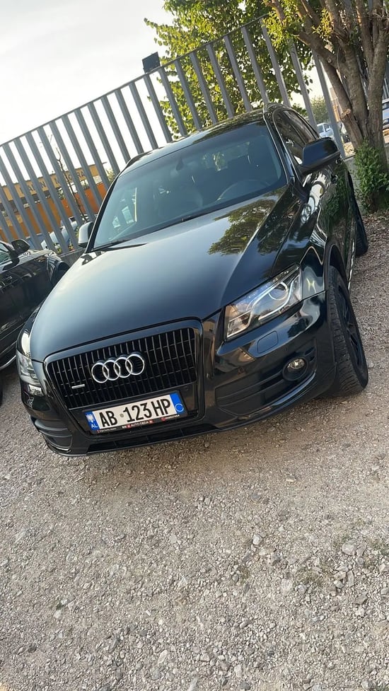 Wynajmij Audi Q5 z 2015 roku w Tirana
