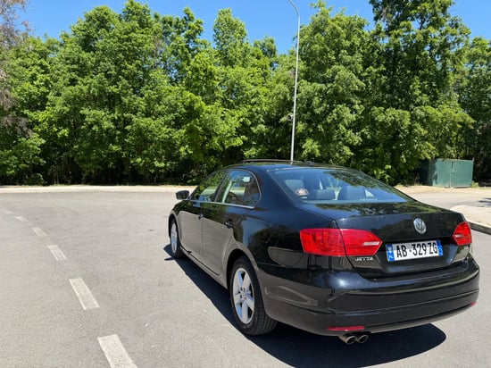 Merrni me qira një Volkswagen Jetta të vitit 2013 në Tirana