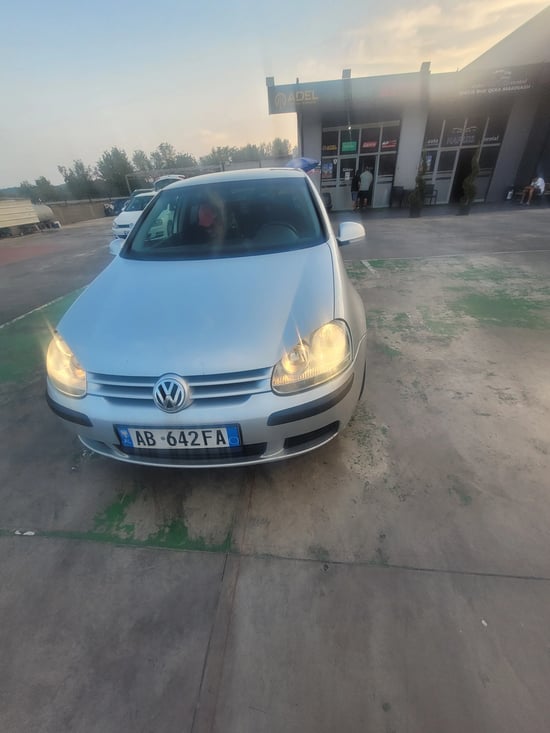 Alquila un 2008 Volkswagen Golf 5 en Durrës