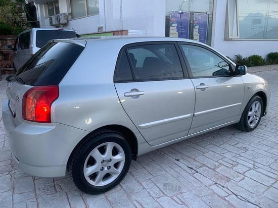 Louer une Toyota Corolla de l'année 2007 à Sarandë