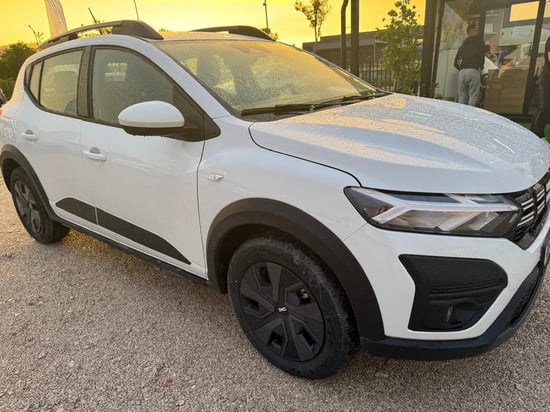 Louer une Dacia Sandero de l'année 2024 à Tirana