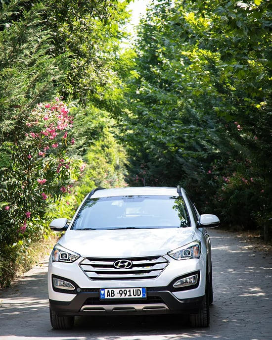 Noleggia una Hyundai Santa Fe dell'anno 2014 a Tirana