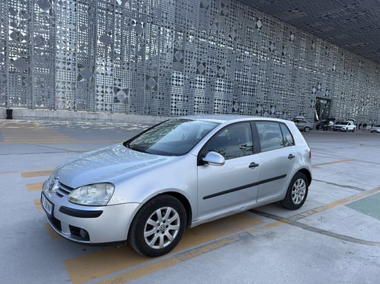 Noleggia una Volkswagen Golf 5 dell'anno 2008 a Tirana