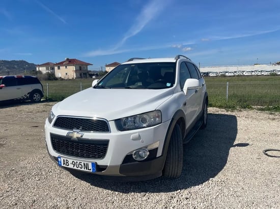 Wynajmij Chevrolet Captiva z 2014 roku w Tirana