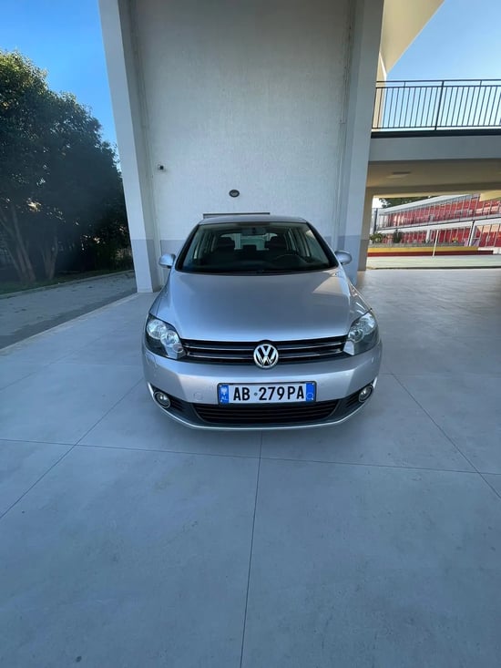 Merrni me qira një Volkswagen Golf Plus të vitit 2009 në Tirana