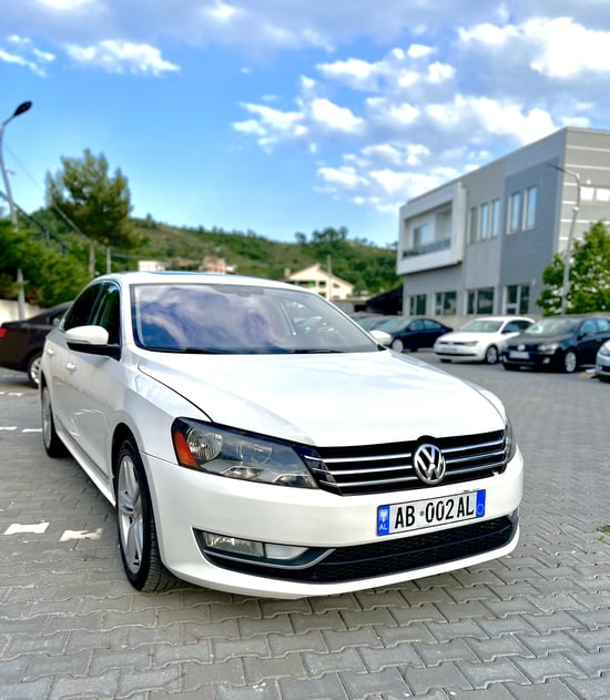 Louer une Volkswagen Passat de l'année 2013 à Tirana