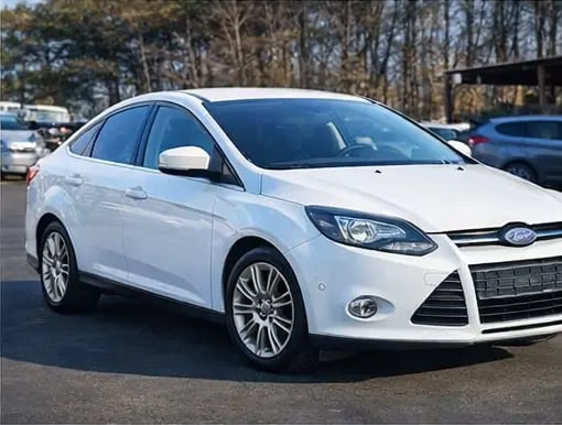 Noleggia una Ford Focus dell'anno 2015 a Tirana