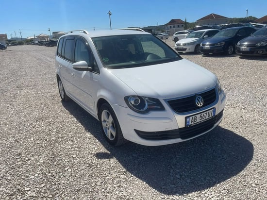 Louer une Volkswagen Touran de l'année 2010 à Tirana