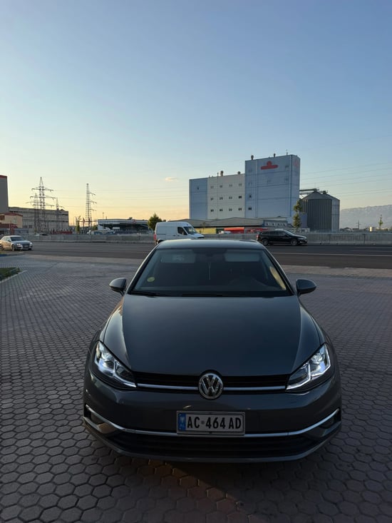 Louer une Volkswagen Golf 7 de l'année 2018 à Tirana