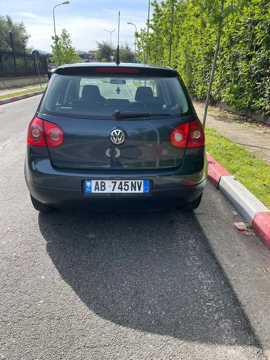 Merrni me qira një Volkswagen Golf 5 të vitit 2008 në Tirana