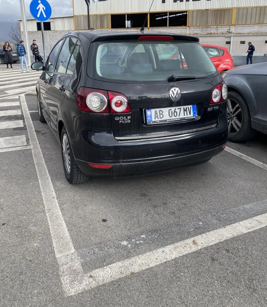 Noleggia una Volkswagen Golf Plus dell'anno 2008 a Tirana