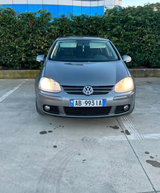 Merrni me qira një Volkswagen Golf 5 të vitit 2008 në Tirana
