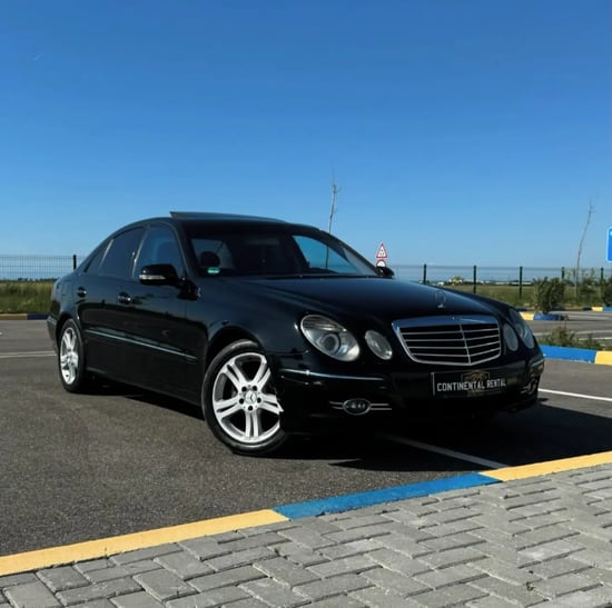 Wynajmij Mercedes-Benz E 320 z 2007 roku w Durrës