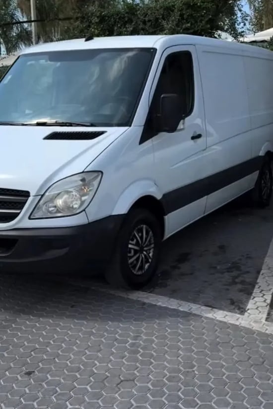 Wynajmij Mercedes-Benz 220 z 2011 roku w Vlorë
