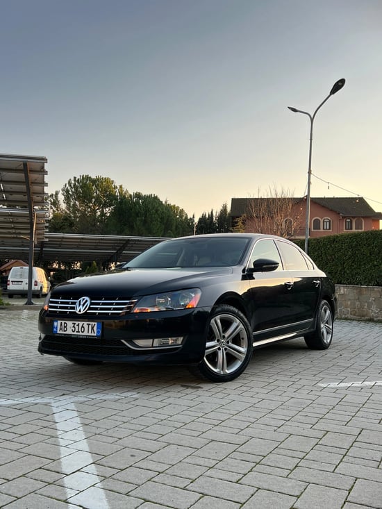 Wynajmij Volkswagen Passat z 2013 roku w Tirana