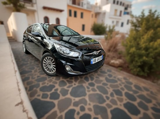 Merrni me qira një Hyundai Accent të vitit 2015 në Tirana