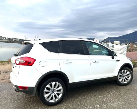 Merrni me qira një Ford Kuga të vitit 2010 në Tirana