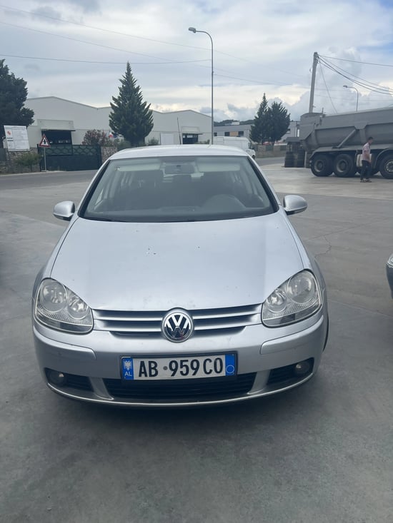 Wynajmij Volkswagen Golf 5 z 2007 roku w Tirana