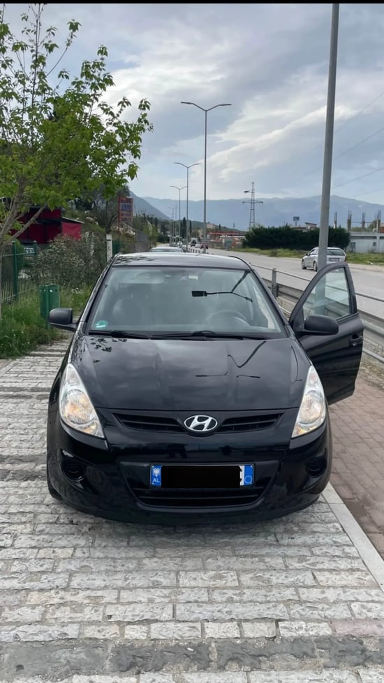Noleggia una Hyundai i20 dell'anno 2010 a Tirana