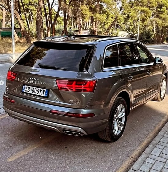 Noleggia una Audi Q7 dell'anno 2017 a Vlorë