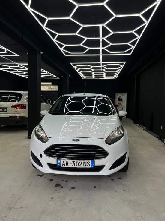 Wynajmij Ford Fiesta z 2019 roku w Tirana