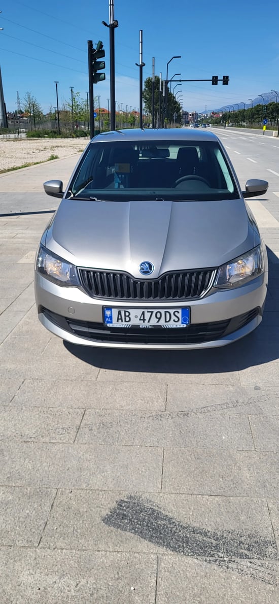 Noleggia una Skoda Fabia dell'anno 2016 a Tirana