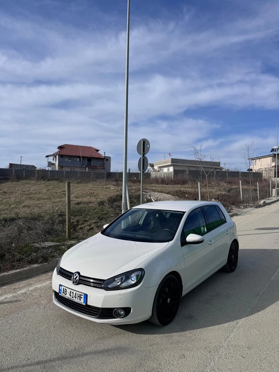 Alquila un 2010 Volkswagen Golf en Tirana