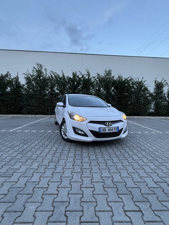 Noleggia una Hyundai i30 dell'anno 2014 a Tirana