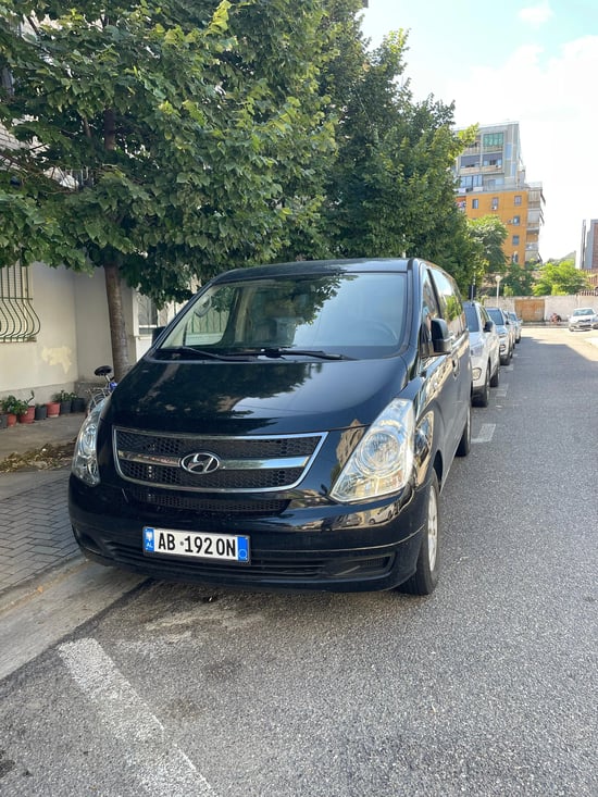 Wynajmij Hyundai H-1 Starex z 2013 roku w Tirana