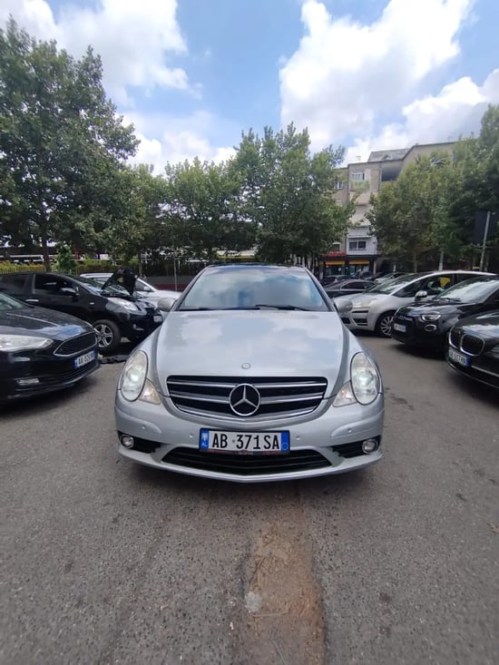 Merrni me qira një Mercedes-Benz R 320 të vitit 2011 në Tirana