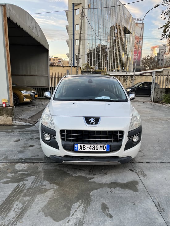 Wynajmij Peugeot 3008 z 2010 roku w Tirana