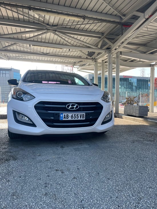 Louer une Hyundai i30 de l'année 2015 à Tirana