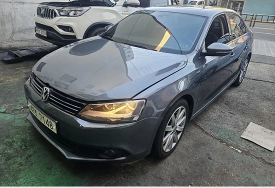 Noleggia una Volkswagen Jetta dell'anno 2013 a Tirana