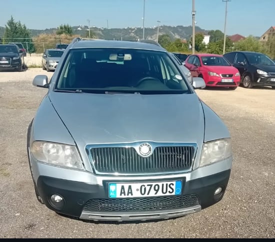 Noleggia una Skoda Octavia dell'anno 2008 a Tirana