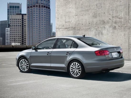 Wynajmij Volkswagen Jetta z 2013 roku w Tirana
