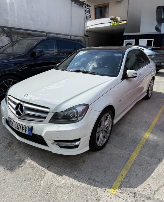 Merrni me qira një Mercedes-Benz 220 të vitit 2014 në Tirana