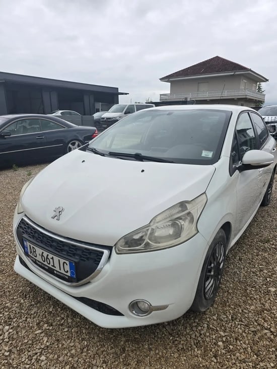 Alquila un 2018 Peugeot 208 en Tirana