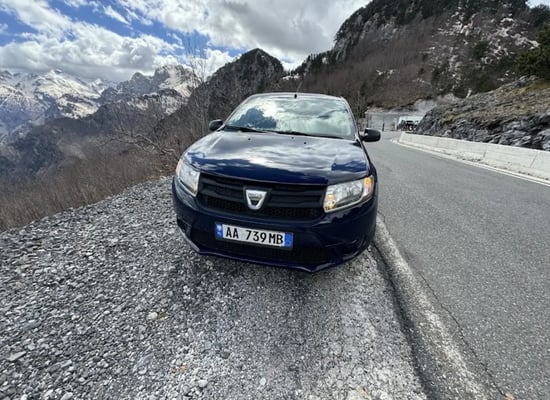Merrni me qira një Dacia Sandero të vitit 2015 në Tirana