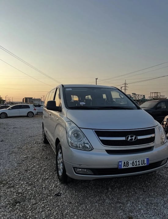 Louer une Hyundai H-1 Starex de l'année 2012 à Tirana