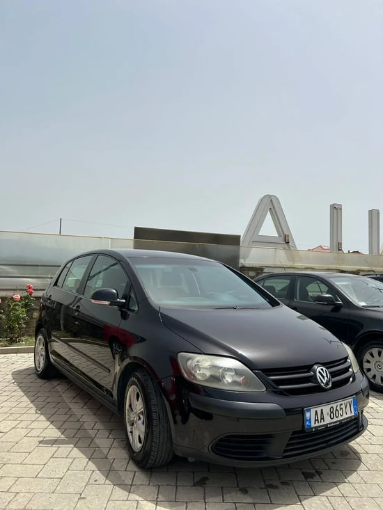 Wynajmij Volkswagen Golf Plus z 2007 roku w Tirana